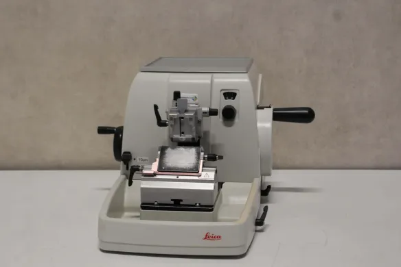 Leica RM2235 Rotary Microtome for Precision Tissue Sectioning