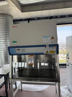 Thermo Fisher Scientific Safe 2020 1.2 Class II Type A2 Biosafety Cabinet 4ft-cover