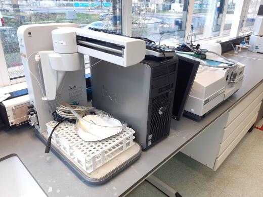 Varian Cary 300 Bio Uv-Vis Spectrophotometer with Sample Preparation System SPS 3-cover