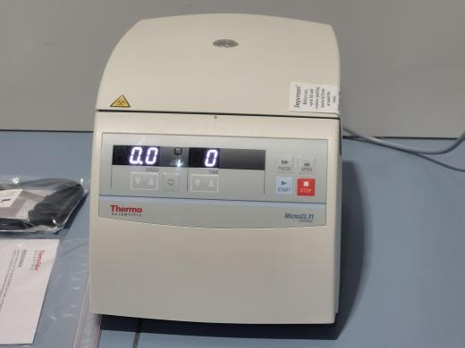 Thermo Scientific Micro CL21 Non-Refrigerated Benchtop Centrifuge with Fixed-Angle Rotor 75003424-cover