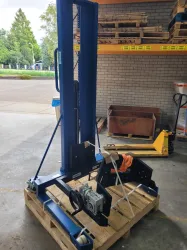 Denios Servo FW16 Drum Lifter for Lifting, Rotating, and Transporting 60-220 L Drums, 2 of 5