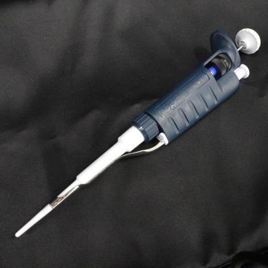 Gilson P20 Micropipette Model F144056M, Calibrated, 2-20 µL Volume Range-cover