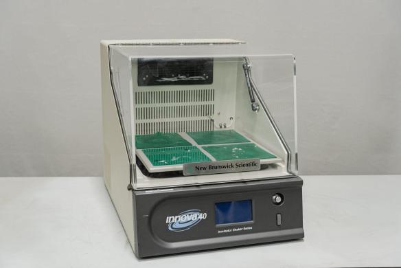 New Brunswick Innova 40 Orbital Shaking Incubator with Temperature Control-cover