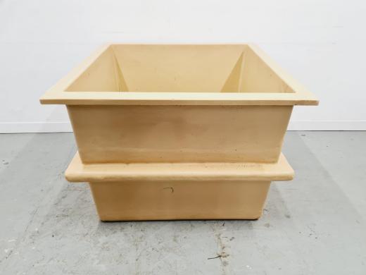 Large Beige Cubic Fibreglass Tank 605L for Laboratory Liquid Storage-cover