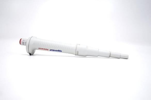 Eppendorf Reference Single-Channel Adjustable Pipette 250–2500 µL-cover
