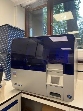 Qiagen QIAcube Automated DNA / RNA Purification Shaker and Centrifuge Lab-cover