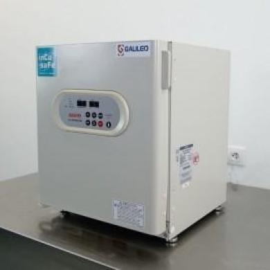 Sanyo MCO-5AC CO2 Incubator with 49-Liter Chamber and Precise Environmental Control-cover