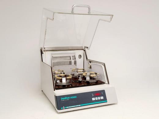New Brunswick Scientific Innova 4000 Benchtop Incubator Shaker for Controlled Culture Growth-cover