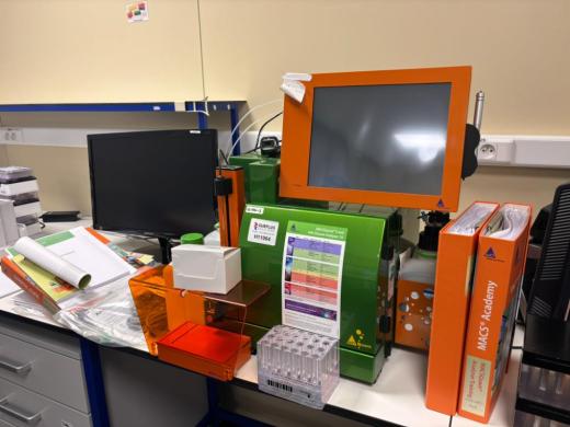 Miltenyi Biotec Macs Quant Analyzer 10 Flow Cytometer for Quantitative Multi-Parameter Cell Analysis-cover