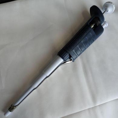 Gilson Pipetman P1000 Adjustable Micropipette 200-1000 µL Model F123602-cover