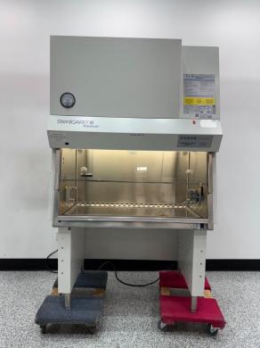 Baker Company SterilGARD III Advance 4' Class II Biosafety Cabinet for Sterile Laboratory Work-cover