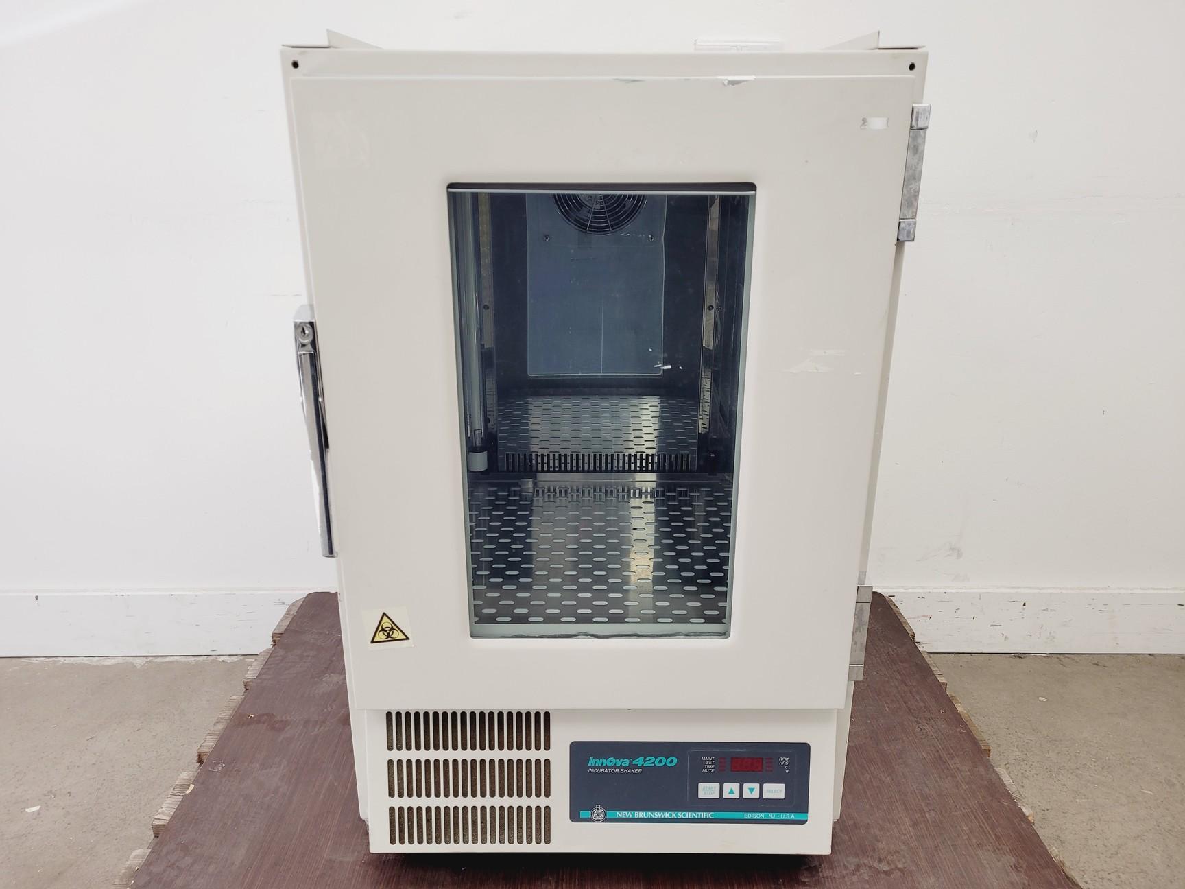 New Brunswick Scientific Innova 4200 Incubator Shaker for Controlled Cell Culture