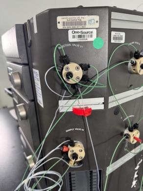 GE Äkta Explorer High-Performance Liquid Chromatography System with Integrated Fraction Collector-cover