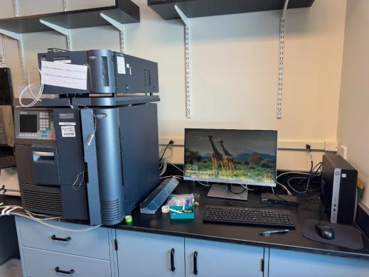 Waters e2695 HPLC System with 2487 Dual Wavelength Absorbance Detector-cover