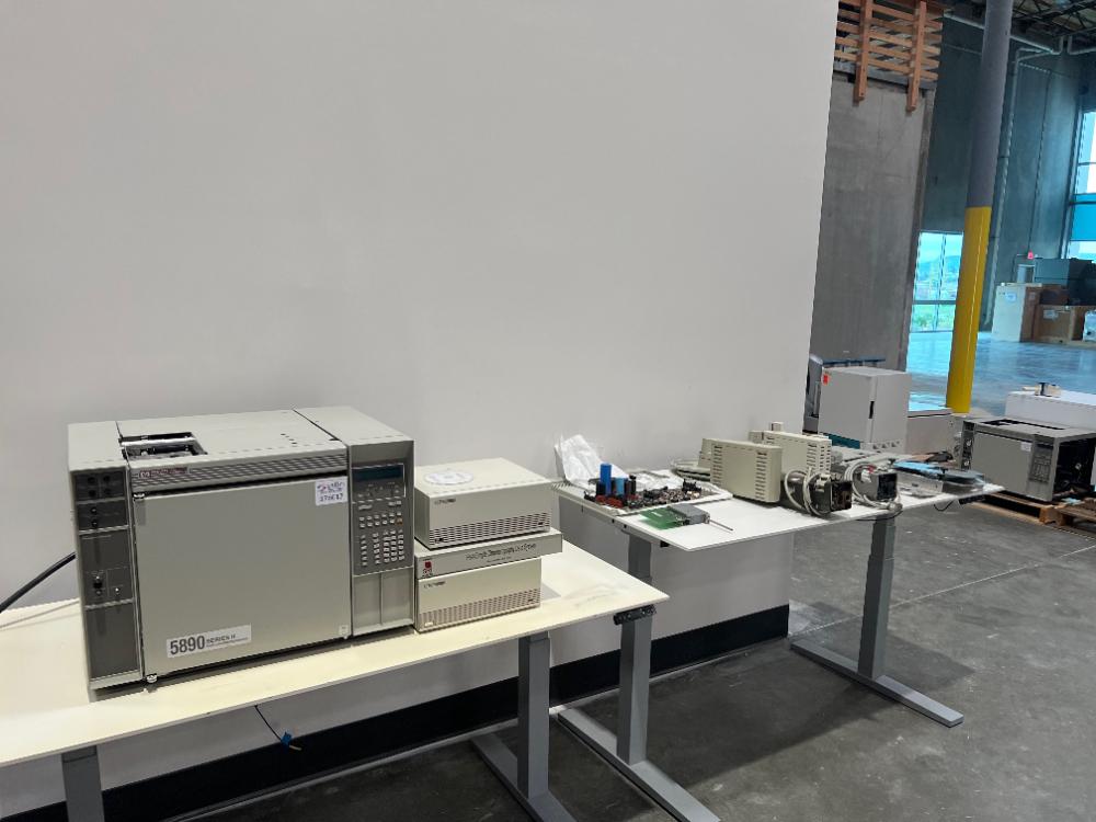 HP 5890 Series II Gas Chromatograph for Analytical Separation