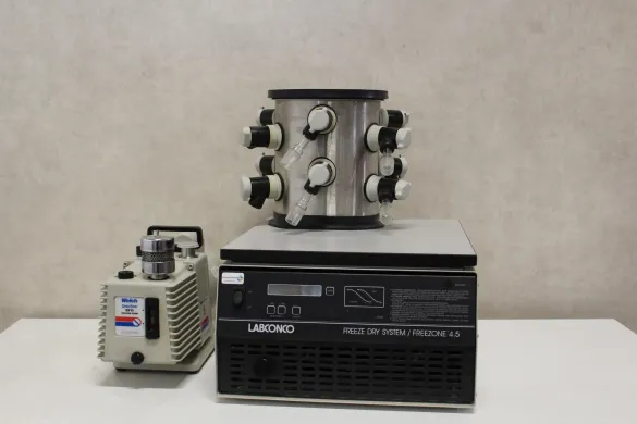 Labconco FreeZone 4.5 Liter Benchtop Freeze Dryer with Welch Vacuum Pump
