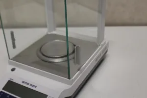 Mettler Toledo ME204 Analytical Balance with 220 g Capacity and 0.1 mg Readability, 2 of 4