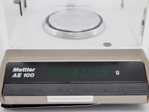 Mettler AE100 Analytical Balance for Precision Weighing, 3 of 3