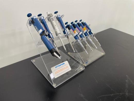 Lot of Single-Channel and Multichannel Manual Pipettes with Adjustable Volumes and Display Stands-cover