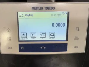 Mettler Toledo XS64 Analytical Balance with Glass Draft Shield and Touchscreen Interface, 3 of 4