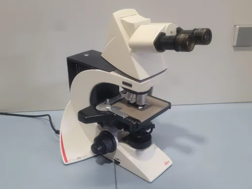 Leica DM2000 Upright Compound Microscope with 3 Infinity-Corrected Objectives