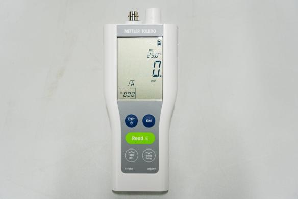 Mettler Toledo FiveGoF2 portable pH meter with LE sensor, IP67 waterproof-cover
