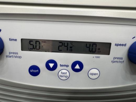 Eppendorf 5418R Refrigerated Benchtop Centrifuge with Fixed-Angle Rotor-cover