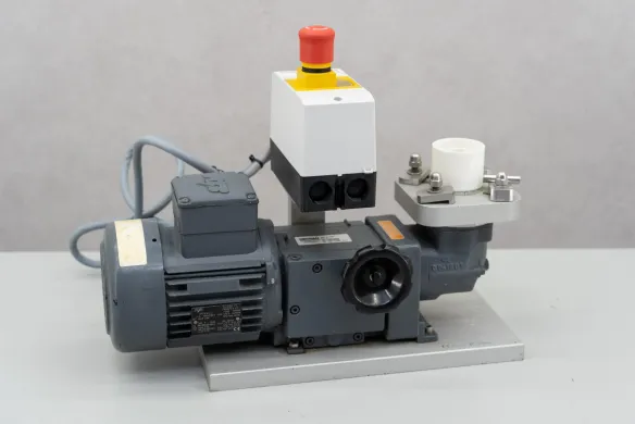 Heynau – Siemens 4V1K3M Variable Speed Motor with Angled Shaft