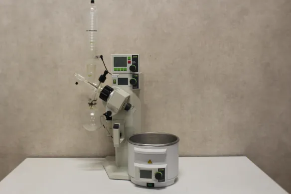 Büchi R-215 Rotary Evaporator with Integrated Vacuum and Water Bath System