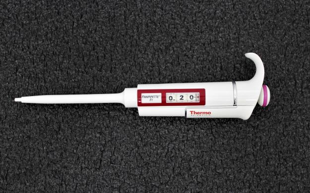Thermo Scientific Finn F1 Manual Single Channel Micropipette 0.2-2 µL Antimicrobial-cover