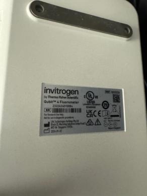 Invitrogen Qubit 4 Fluorometer-cover