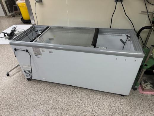 Master-Bilt MSF-71AN Refrigerated Showcase Chest with Digital Temperature Display-cover