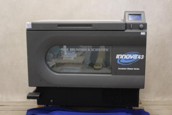 New Brunswick Innova 43R Refrigerated Shaking Incubator-cover