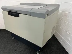 New Brunswick Excella E25 Incubating Shaker with precise temperature and speed control, 3 of 11