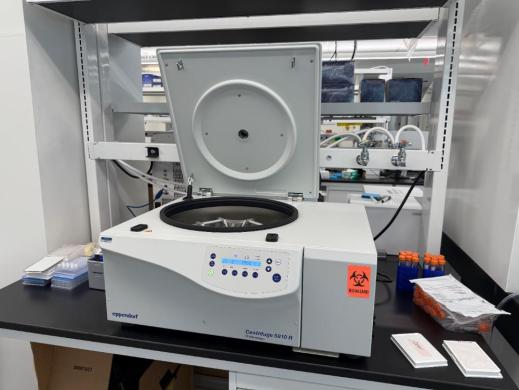 Eppendorf 5810 R Refrigerated Benchtop Centrifuge with 14,000 rpm Max Speed-cover