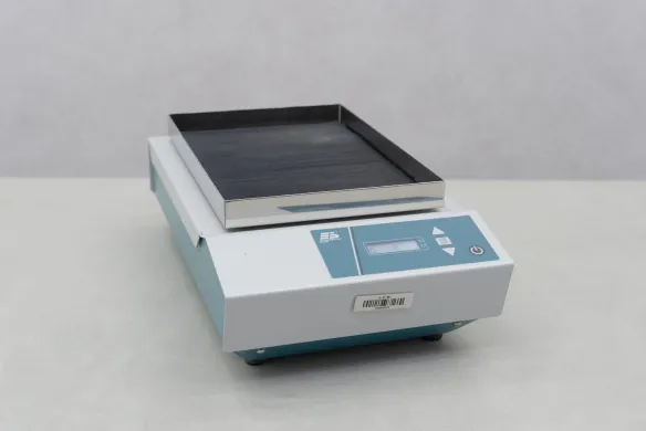 Edmund Bühler KM2 Orbital Shaker with Rechargeable Battery for Incubators and Refrigerators