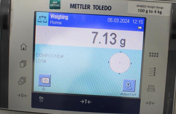 Mettler Toledo XP4002S Excellence Plus 4100g Precision Balance with Touchscreen-cover