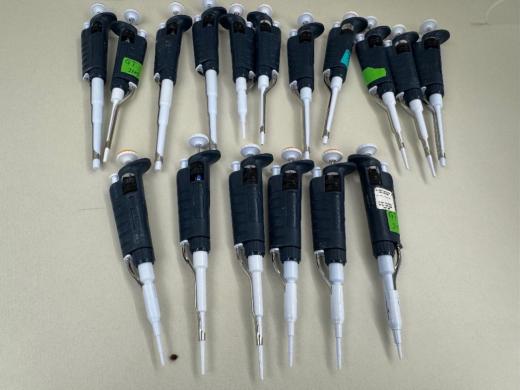 Gilson Set of 17 Manual Adjustable Volume Micropipettes for Precise Liquid Handling-cover
