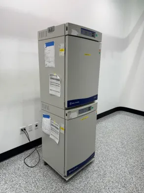 Thermo Fisher Scientific Isotemp Double Stack CO2 Incubator Model 3530 with Dual Independent Chambers, Thermo Fisher Scientific Laboratory equipment