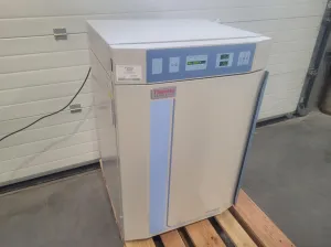 Thermo Scientific 8000 WJ CO2 Incubator with Water Jacket Technology, Model 3429, 2 of 9