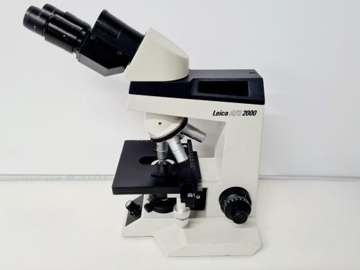 Leica ATC 2000 Compound Microscope with 3 x Objectives - Achro Lab-cover