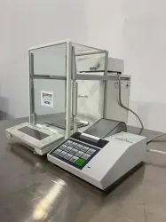 Mettler Toledo AT261 DeltaRange Precision Analytical Balance with Draft Shield and Integrated Printer, 2 of 4