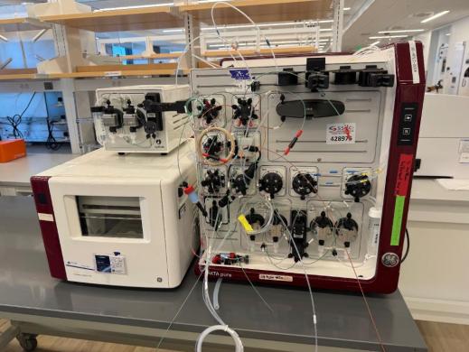 Cytiva AKTApure 25M Automated FPLC Protein Purification System with Fraction Collector F9-C-cover