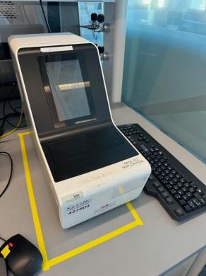 Accellix AX-136 Benchtop Automated Flow Cytometer with Integrated Touchscreen-cover
