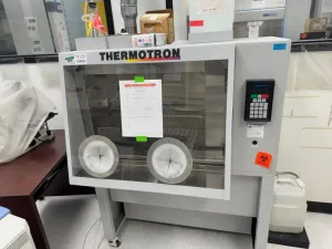 Thermotron CDS-5 Controlled Environment Isolator Chamber with Glove Ports, 3 of 3