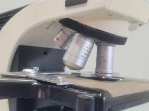 Leica DM2000 Upright Compound Microscope with 3 Infinity-Corrected Objectives, 4 of 12