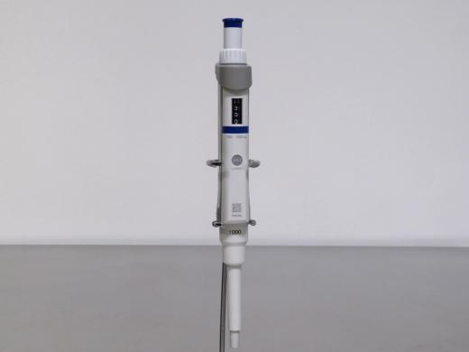 Eppendorf Research Plus Mechanical Air-Displacement Pipette, 100–1000 µL-cover