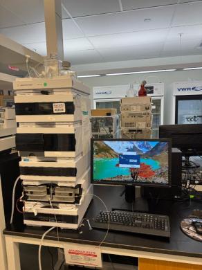 Agilent 1260 Infinity High-Performance Liquid Chromatography System for Advanced Chemical Analysis-cover