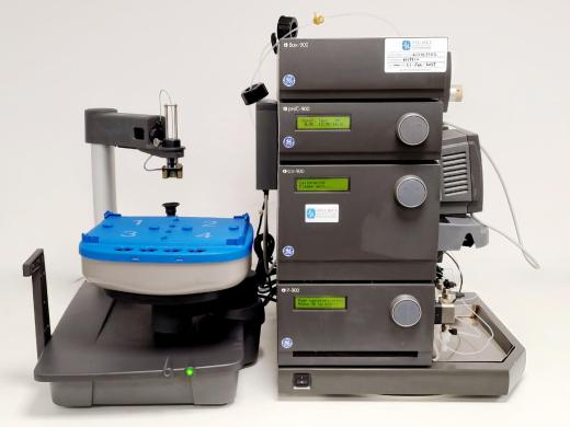 ÄKTA Purification System with P-900 Pump, UV-900 Detector, pH/C-900 Monitor, P-960 Pump, FRAC-950 Fraction Collector-cover