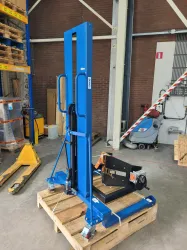 Denios Servo FW16 Drum Lifter for Lifting, Rotating, and Transporting 60-220 L Drums, 4 of 5
